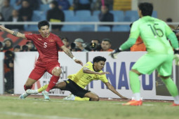 SAO Malaysia bị thẻ đỏ vì chơi xấu Văn Hậu, ĐT Việt Nam hưởng penalty