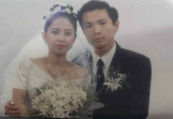 NSND Trung Anh và vợ kỷ niệm 25 năm hôn nhân.