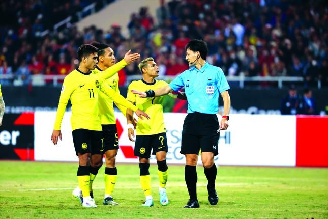 Trọng tài Jyuji Sato trong trận đấu giữa Việt Nam - Malaysia. Ảnh: Như Ý
