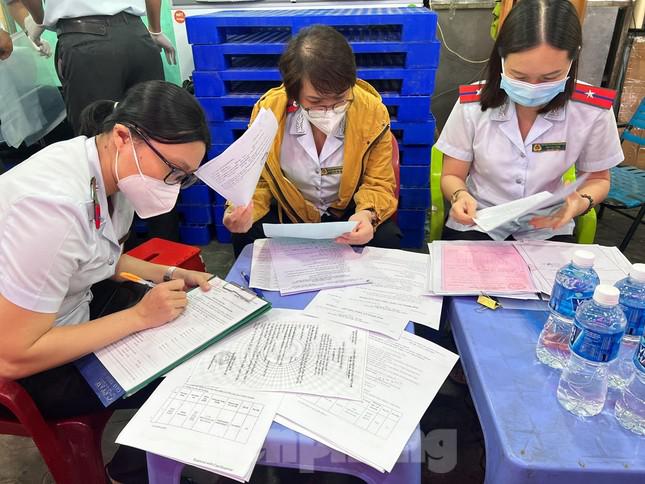 Cơ quan chức năng kiểm tra giấy tờ, sổ truy xuất nguồn gốc tại chợ