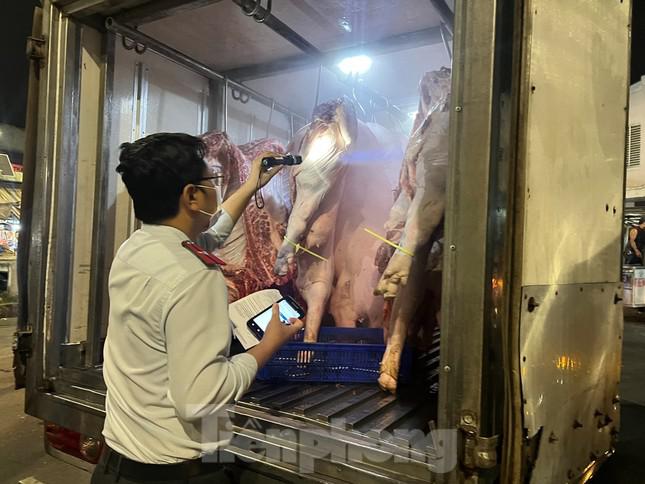 Thịt heo về chợ đầu mối Hóc Môn đều được kiểm tra nghiêm ngặt