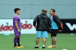 HLV Park Hang Seo gặp riêng Quang Hải trước trận quyết đấu Singapore