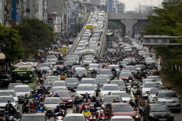 Tin tức trong ngày - Người Hà Nội "tiến thoái lưỡng nan" trên đường giữa trời rét buốt 12 độ C