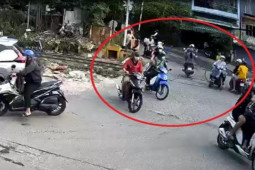 Pháp luật - Mâu thuẫn lúc đá banh, nhóm học sinh vác hung khí chém 2 người bị thương