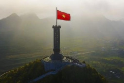 Du lịch - Cột cờ Lũng Cú nằm trên đỉnh núi nào?
