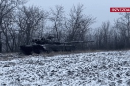 Thế giới - Video xe tăng T-80 Nga bắn trúng mục tiêu ở khoảng cách xa vượt tầm nhìn tại Ukraine