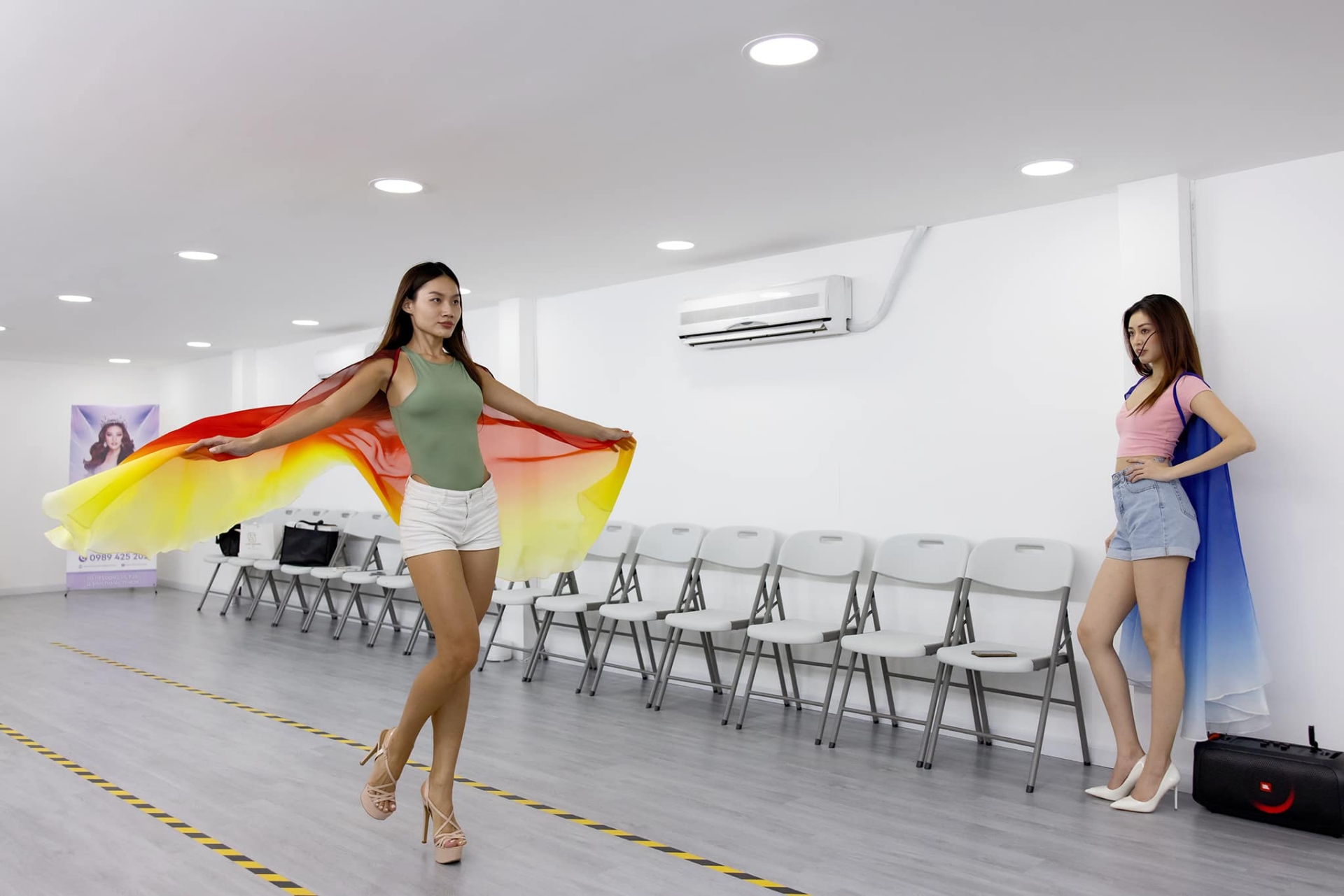 Khánh Vân: &#34;Hướng dẫn catwalk cho mẫu nhí cần mềm mỏng, linh hoạt&#34; - 5