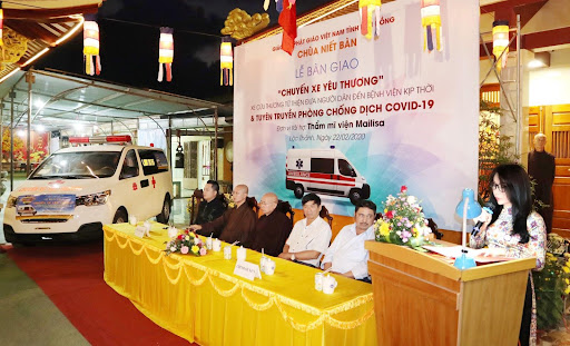 TGĐ Phan Thị Mai phát biểu tại lễ trao tặng xe cứu thương hỗ trợ người dân đến bệnh viện kịp thời.