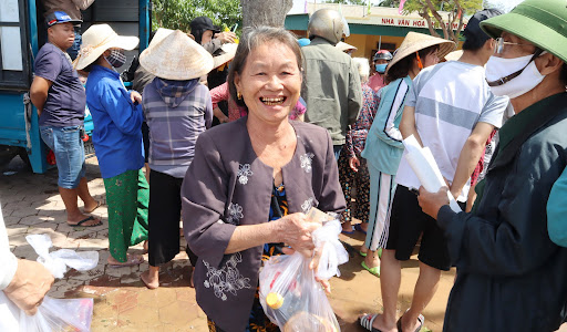 Nụ cười, niềm hạnh phúc của bà con là động lực để TGĐ Phan Thị Mai và CEO Hoàng Kim Khánh tiếp tục hành trình thiện nguyện.