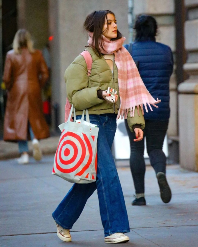 Hình ảnh Suri Curise xuống phố được chụp trong tháng 11 vừa qua. Cô diện quần jean ống rộng, áo phao và quàng một chiếc khăn len màu hồng.