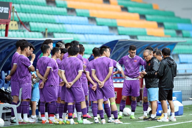 18h15 chiều 29/12, ĐT Việt Nam bước vào buổi tập thứ hai trên sân vận động Jalan Besar để hoàn tất khâu chuẩn bị cuối cùng, trước khi quyết đấu Singapore tranh vé vào bán kết AFF Cup 2022.