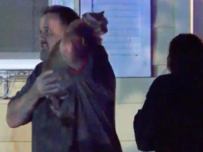  Ông Bellevue bế chú mèo ân nhân thoát ra khỏi đám cháy. Ảnh UPI