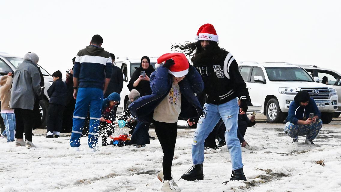 Người dân Kuwait phấn khích với hiện tượng thời tiết hiếm gặp. Ảnh: Tân Hoa xã