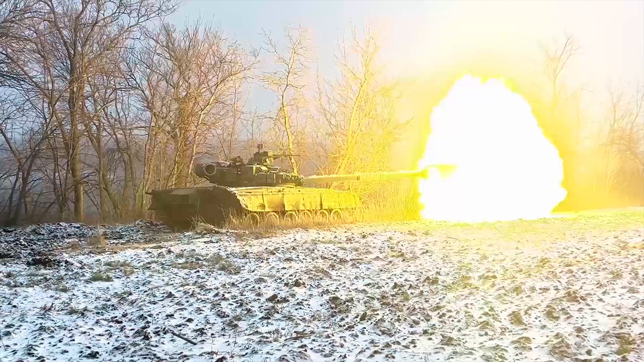 Video xe tăng T-80 Nga bắn trúng mục tiêu ở khoảng cách xa vượt tầm nhìn tại Ukraine - 1
