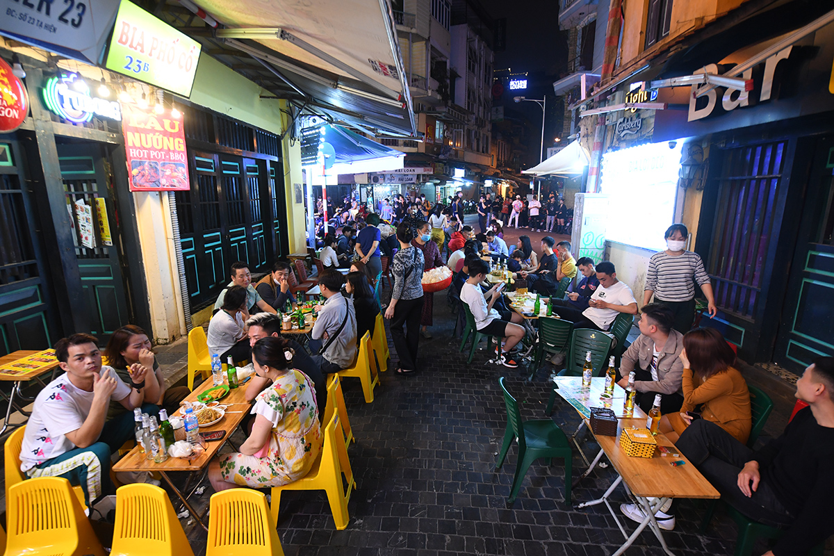 Các con phố ăn đêm tại Hà Nội nhộn nhịp trở lại sau một thời gian dài phải đóng cửa sớm vì dịch COVID-19