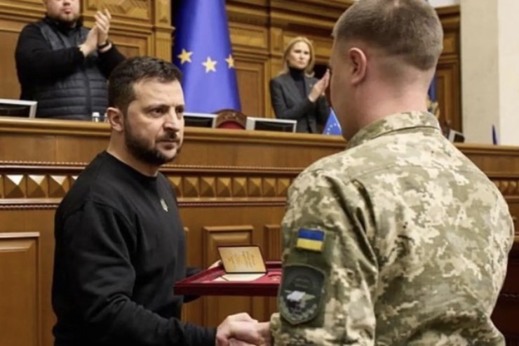 Ông Zelensky trao tặng danh hiệu cho quân nhân Ukraine.