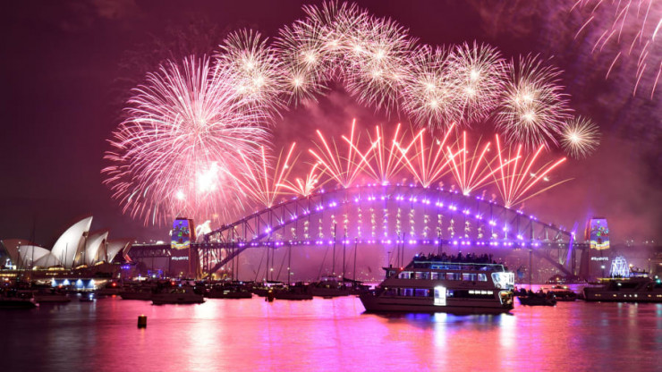 Sydney, Australia: Sydney là thành phố đầu tiên trên thế giới chào đón năm mới. Màn bắn pháo hoa lớn diễn ra tại Cầu Cảng Sydney và Nhà hát Opera mang đến khung cảnh ngoạn mục. Các hòn đảo ở bến cảng hoặc tại các công viên sẽ&nbsp;có tầm nhìn tuyệt vời. Ảnh: Getty.