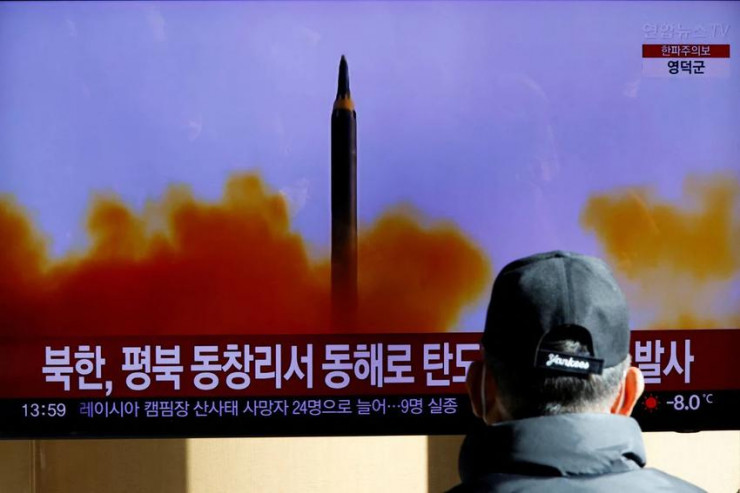 Một bản tin về việc Triều Tiên bắn một tên lửa đạn đạo ngoài khơi bờ biển phía đông Hàn Quốc, ngày 18-12. Ảnh: REUTERS
