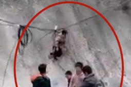 Phi thường - kỳ quặc - Dân tình hoảng hồn trước cảnh bé trai đu dây điện trên đường