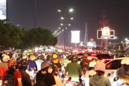 Tin tức trong ngày - Đường lên cầu Sài Gòn ùn ứ từ chiều đến tối 30-12