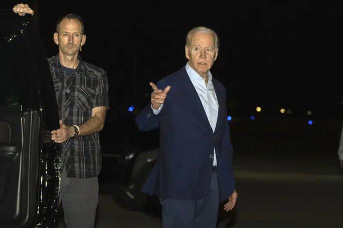 Tổng thống Joe Biden ký dự luật chi tiêu 1,7 ngàn tỉ USD tại Quần đảo Virgin thuộc Mỹ hôm 29-12. Ảnh: AP