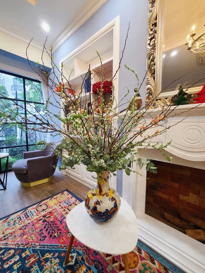 Những bình hoa cô chọn cũng có vẻ ngoài cổ
điển.