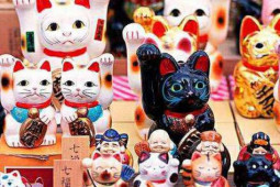 Thị trường quà tặng và đồ trang trí Tết Quý Mão đa dạng với hình mèo ngộ nghĩnh