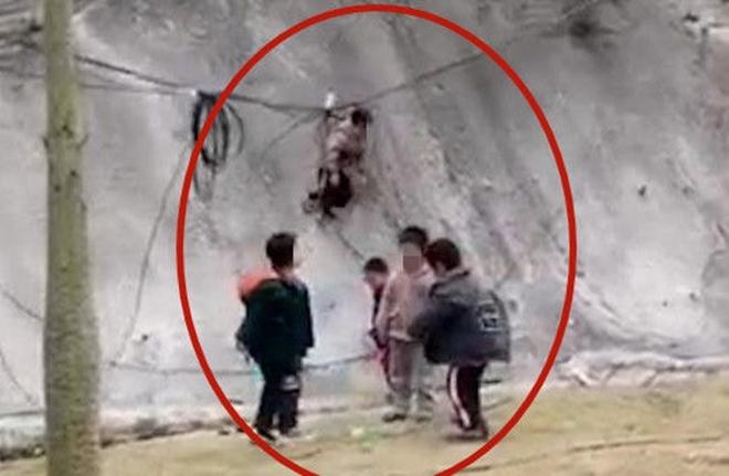 Cảnh đứa trẻ dùng dây điện làm xích đu khiến nhiều người không khỏi hoảng sợ.