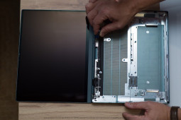 Dell tung video giới thiệu laptop không ốc vít, tháo lắp ”dễ như ăn kẹo”