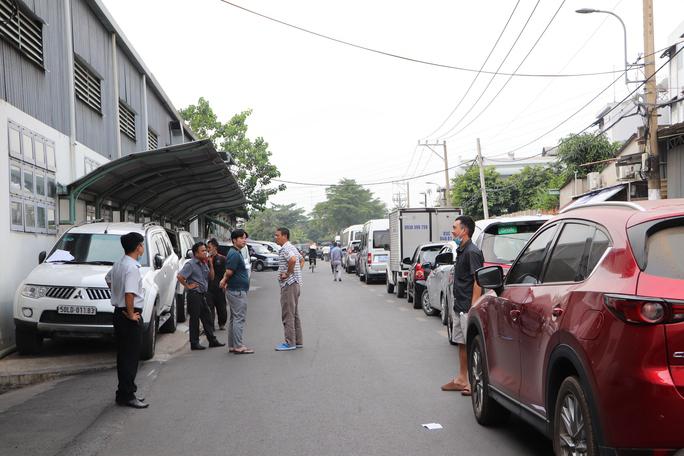 Trong khi đó, anh Trần Sơn Hải (ngụ quận 12) đưa xe đến trung tâm từ ngày 29-12 để kiểm tra, nhưng đến sáng 30-12 vẫn chưa đến lượt. "Tôi cho xe nhích dần lên, ăn uống cũng thực hiện trên xe. Một số tài xế cho xe xuống miền Tây, Bình Dương và Đồng Nai cũng phải chịu cảnh này" - anh Hải nói.