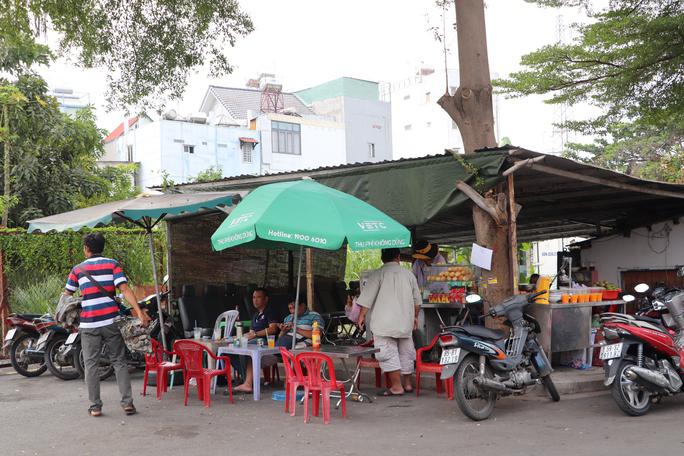 Mệt mỏi, nhiều tài xế tạm nghỉ vào hàng nước, quán ăn để đợi.