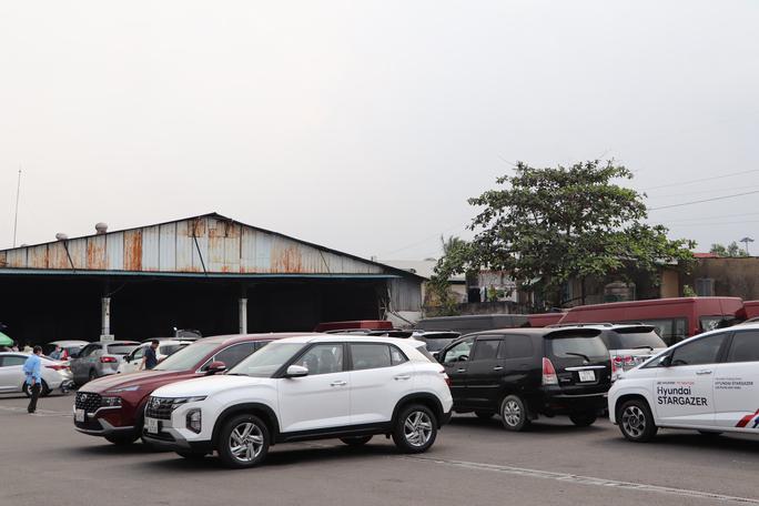 Trong sân Trung tâm Đăng kiểm 50-03S, có hàng chục ôtô đang đậu.