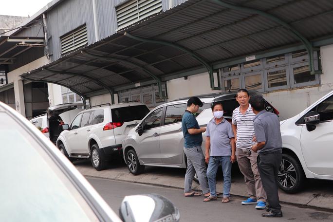 Tài xế mệt mỏi khi đã phải chờ đợi hơn hai ngày.