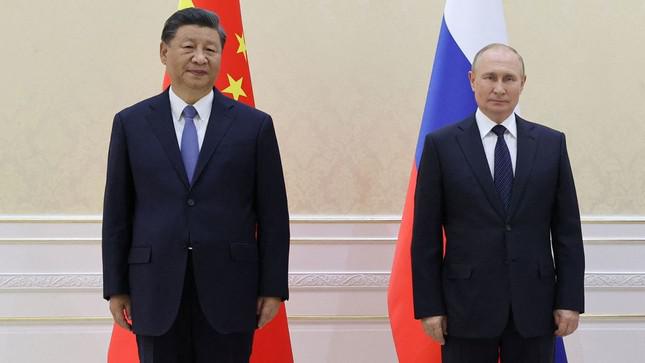Tổng thống Nga Vladimir Putin (trái) và Chủ tịch Trung Quốc Tập Cận Bình trong cuộc gặp tại Uzbekistan ngày 15/9