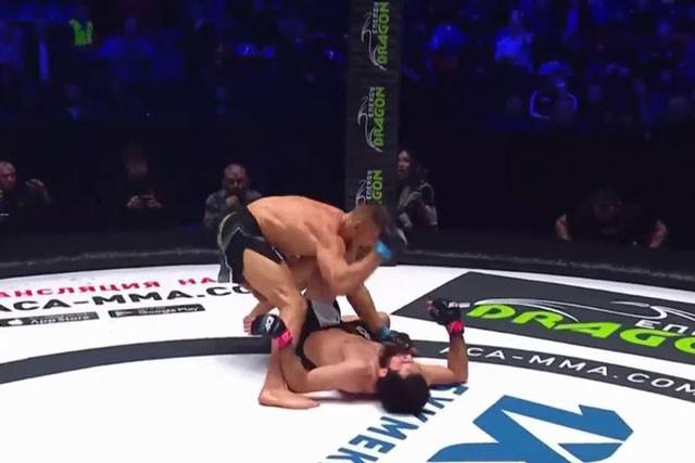 Vitaly Slipenko hạ gục đối thủ