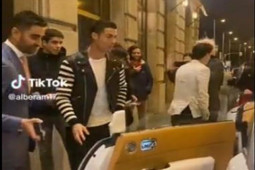 Ronaldo lộ clip dẫn bạn gái về Madrid ăn chơi, bao giờ ra mắt CLB mới?