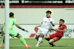 Trực tiếp bóng đá Singapore - Việt Nam: Thanh Bình đánh đầu vọt xà (AFF Cup)