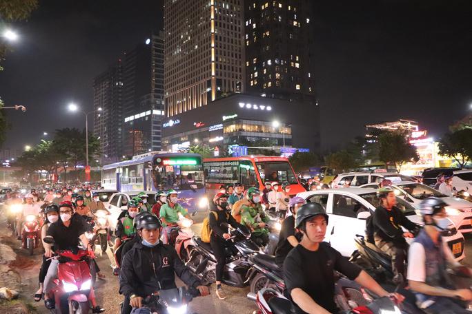 Đường lên cầu Sài Gòn ùn ứ từ chiều đến tối 30-12 - 4