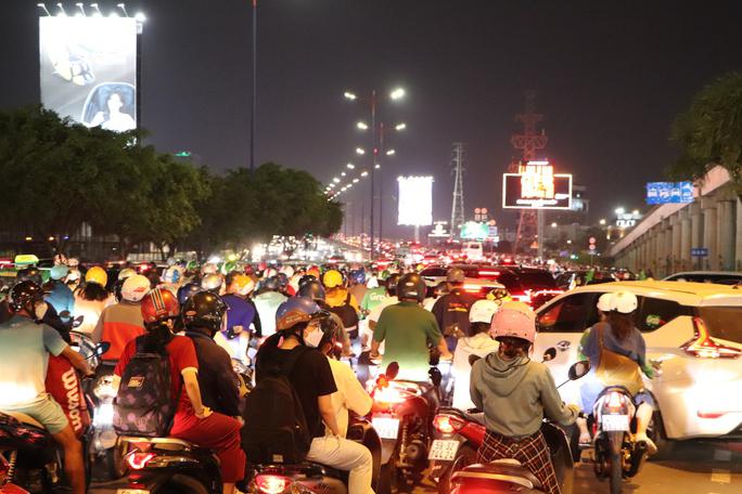 Ghi nhận của phóng viên Báo Người Lao Động, khoảng 18 giờ, lượng phương tiện rất lớn bất ngờ đổ dồn lên cầu Sài Gòn gây ùn ứ giao thông kéo dài trên tuyến đường Điện Biên Phủ (quận Bình Thạnh).