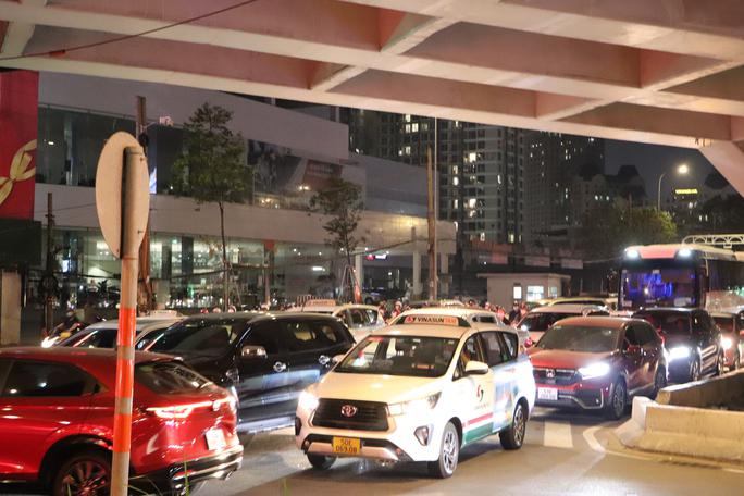 Trong khi đó, lượng xe lớn từ đường Nguyễn Hữu Cảnh đổ về cầu Sài Gòn cũng là nguyên nhân gây kẹt cứng.