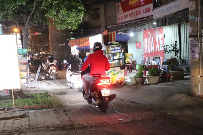 Một số xe máy chọn cách leo lề