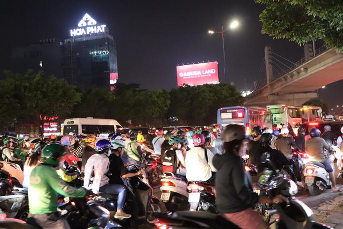 Ùn ứ kéo dài khoảng 200 m. Đến hơn 19 giờ các phương tiện vẫn chịu tắc nghẽn giao thông
