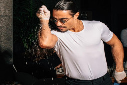 Đàn ông - "Thánh rắc muối" dính phốt mới cư xử thô lỗ với khách, lại còn bị đòi lại quà vì Messi