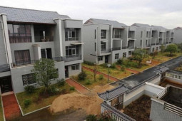 Kinh doanh - Người đàn ông mang trăm tỷ về "báo hiếu" cả làng, dân hồ hởi nhận nhà mới khang trang