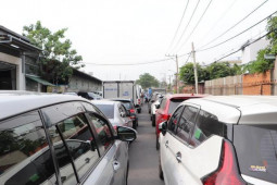 Tin tức trong ngày - Cận cảnh “vật vạ” chờ đăng kiểm ở TP HCM ngày 30-12