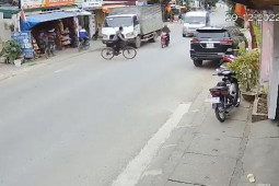 Xe máy - Xe đạp - Clip: Trên con đường tấp nập ta vô tình "va nhau"