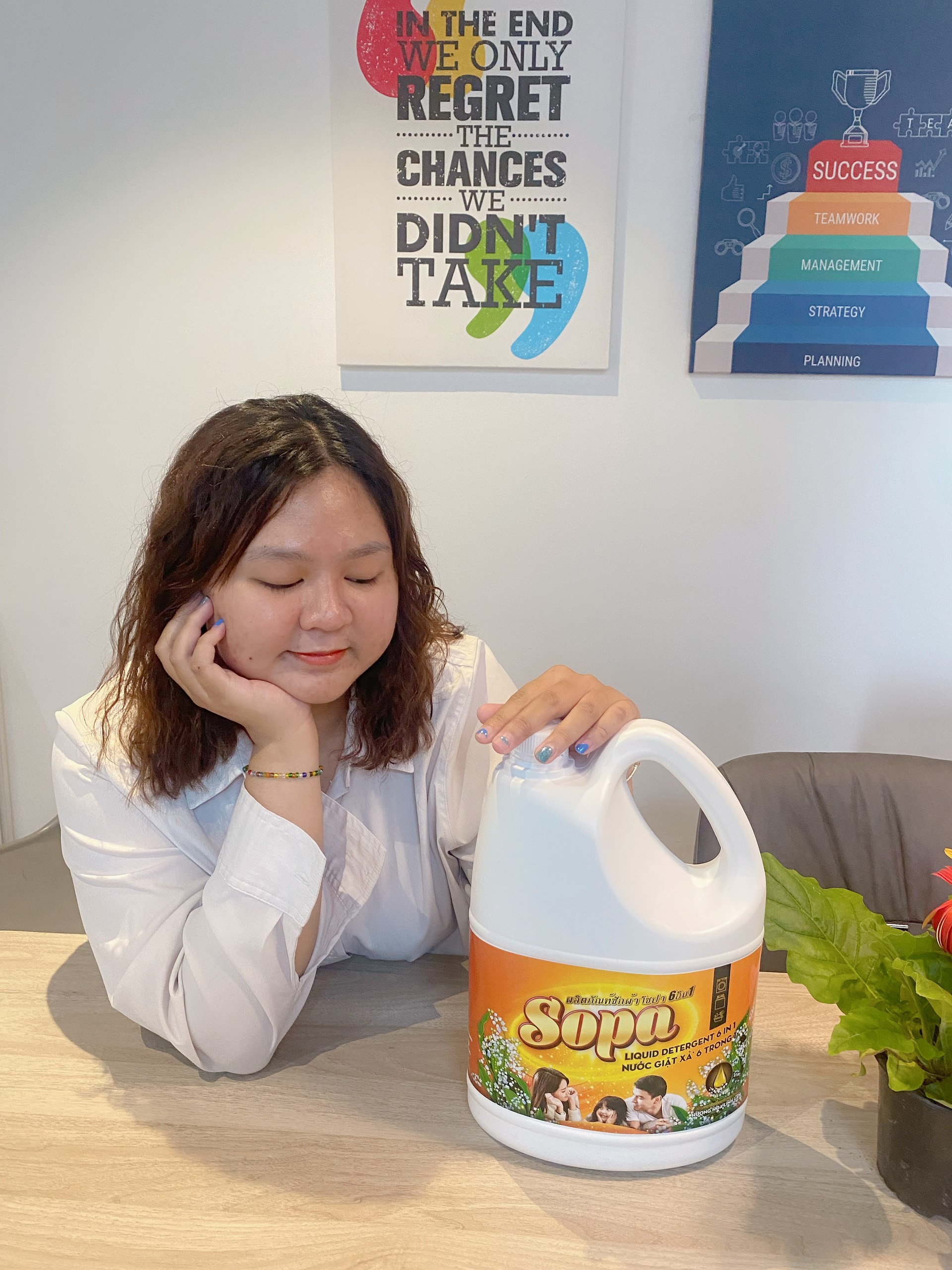 Chị Quỳnh Như cảm thấy công việc giặt giũ nhẹ nhàng hơn nhờ vào nước giặt xả 6 trong 1 Sopa