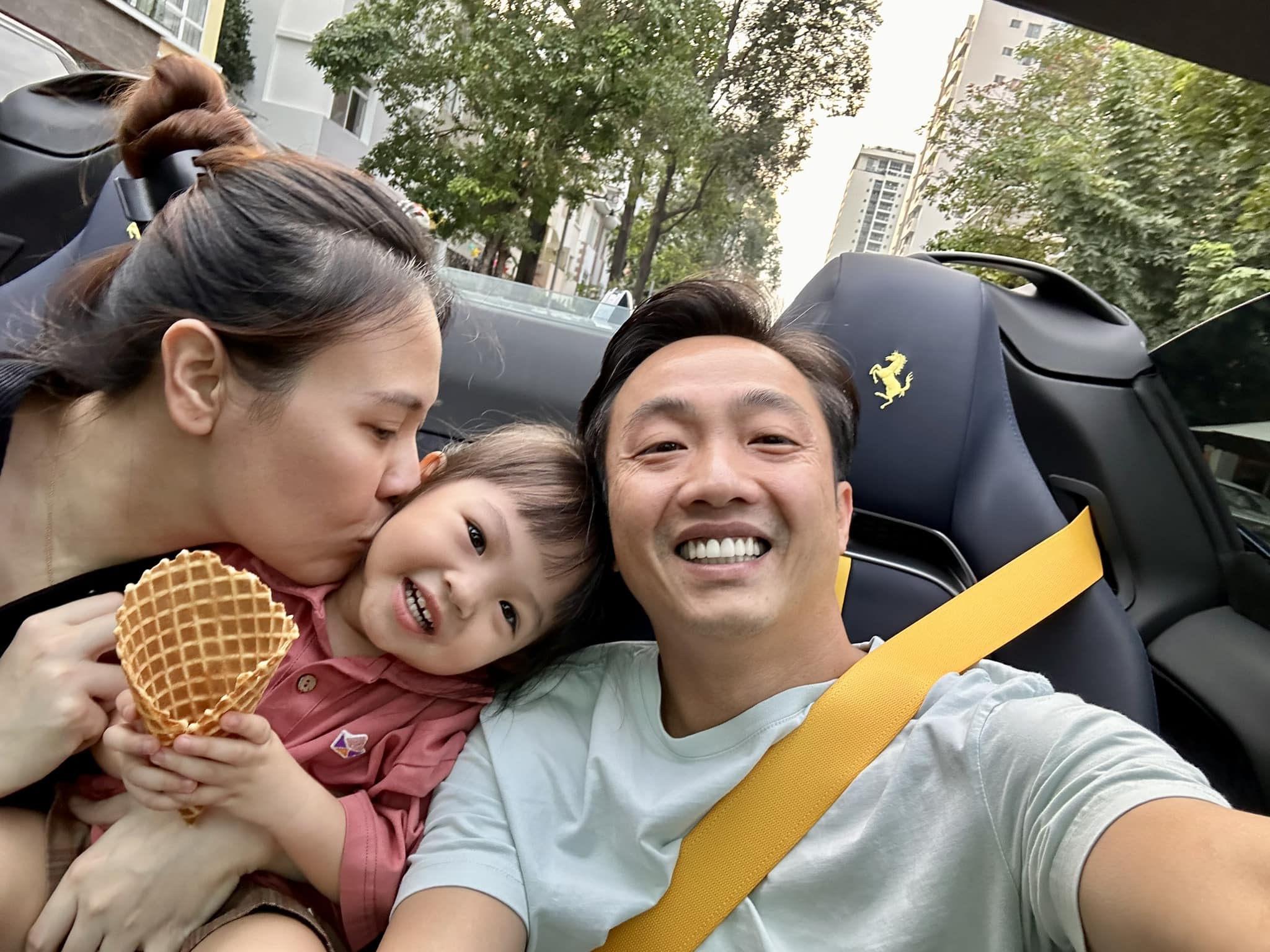 Cả 3 vui cười, Đàm Thu Trang trao nụ hôn ngọt ngào cho con gái
