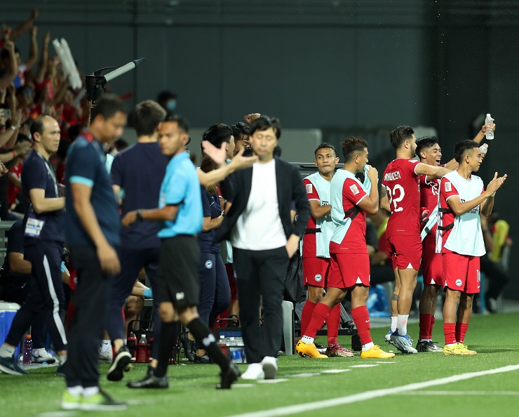 Sau khi trọng tài thổi còi kết thúc trận đấu giữa ĐT Singapore và ĐT Việt Nam với tỉ số chung cuộc 0-0, các cầu thủ dự bị của chủ nhà chạy ra sân ăn mừng phấn khích.
