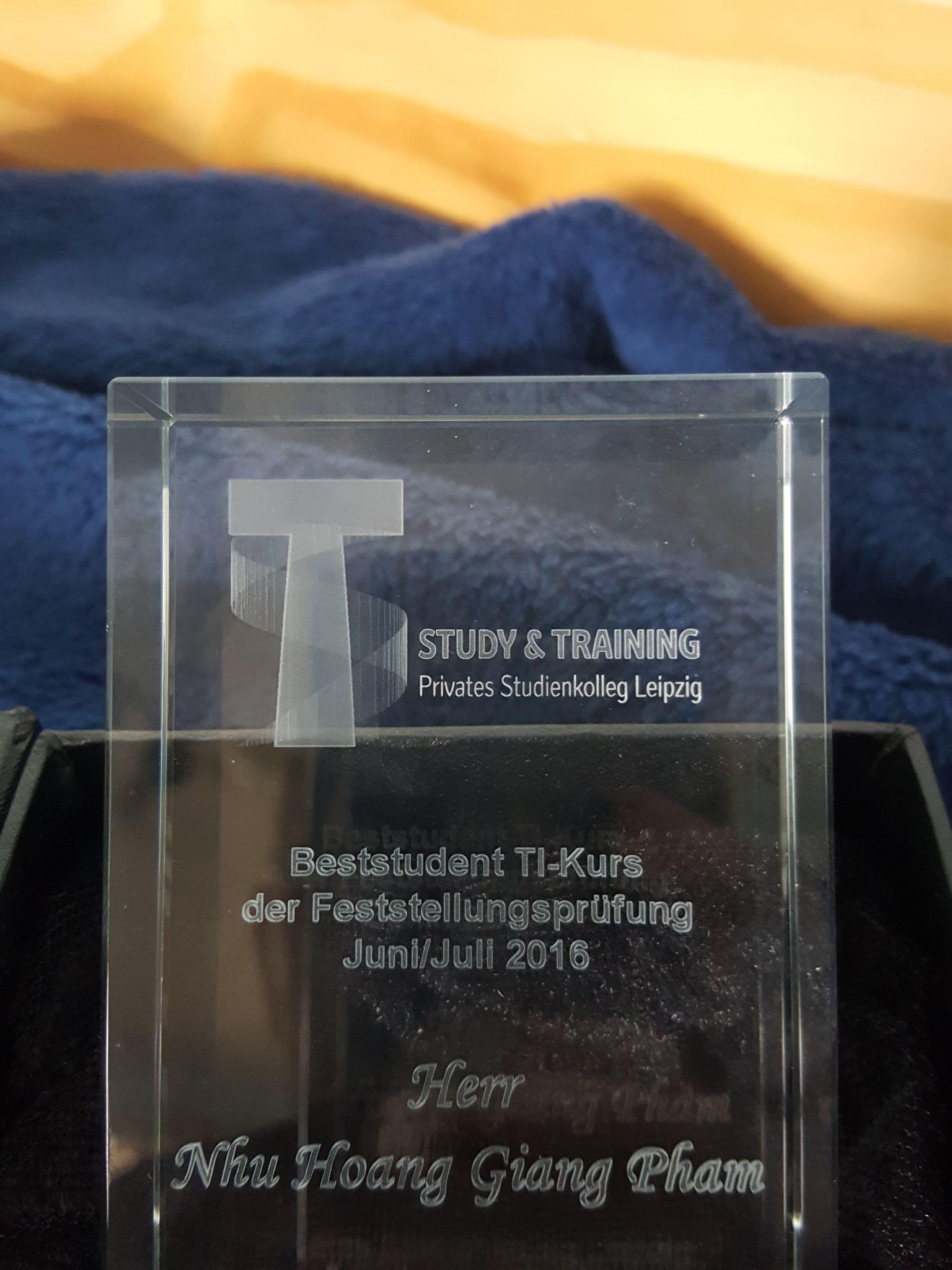 Cúp lưu niệm thủ khoa trường Đại học Leipzig